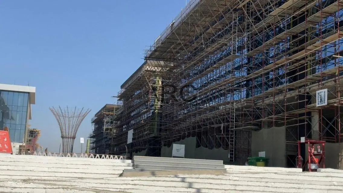 مساحة مكتبية متعددة الاستخدامات للإيجار في موقع مميز