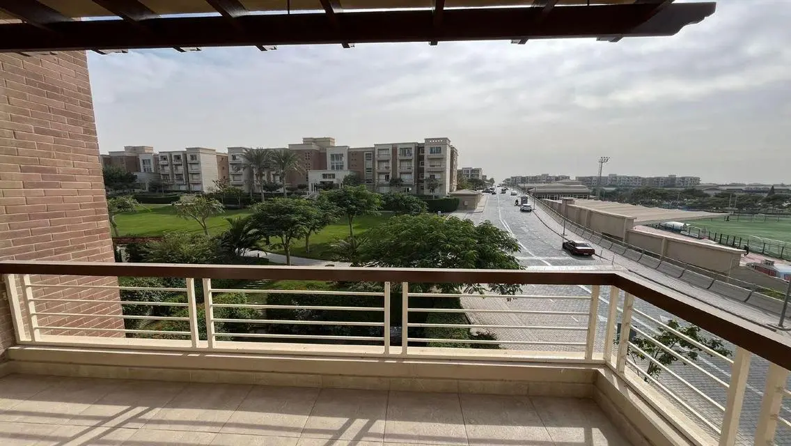 فيلا فاخرة للبيع بتصميم حديث في منطقة متميزة