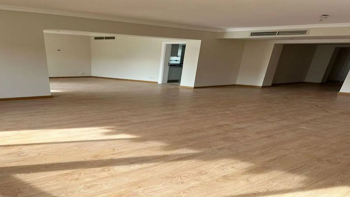 فيلا فاخرة للبيع بتصميم حديث في منطقة متميزة