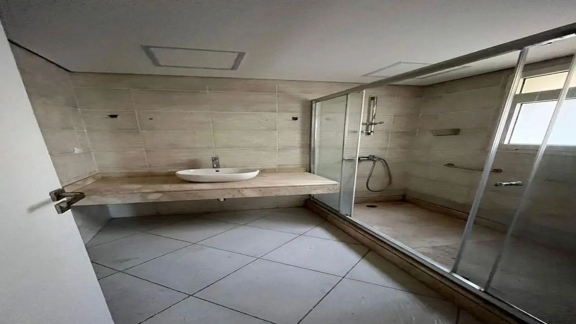 فيلا فاخرة للبيع بتصميم حديث في منطقة متميزة