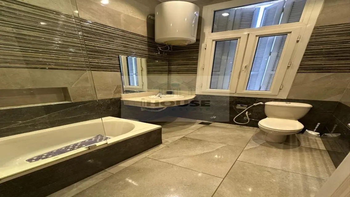 Stylish Apartment with Lakeside View and Great Amenities