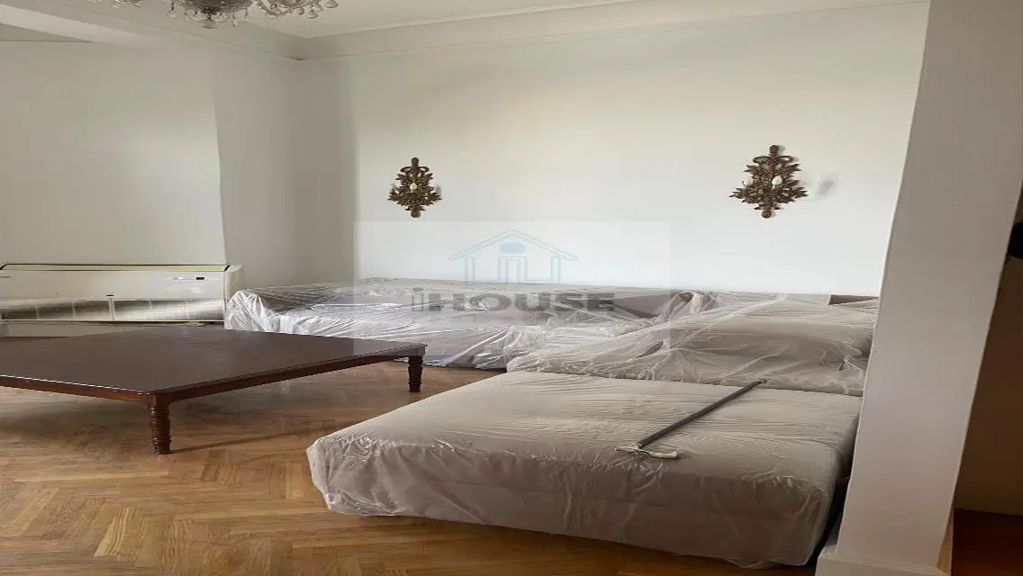 Stylish Apartment with Lakeside View and Great Amenities