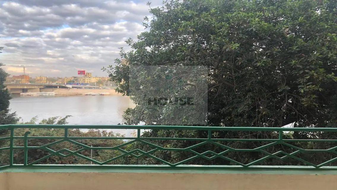 Stylish Apartment with Lakeside View and Great Amenities