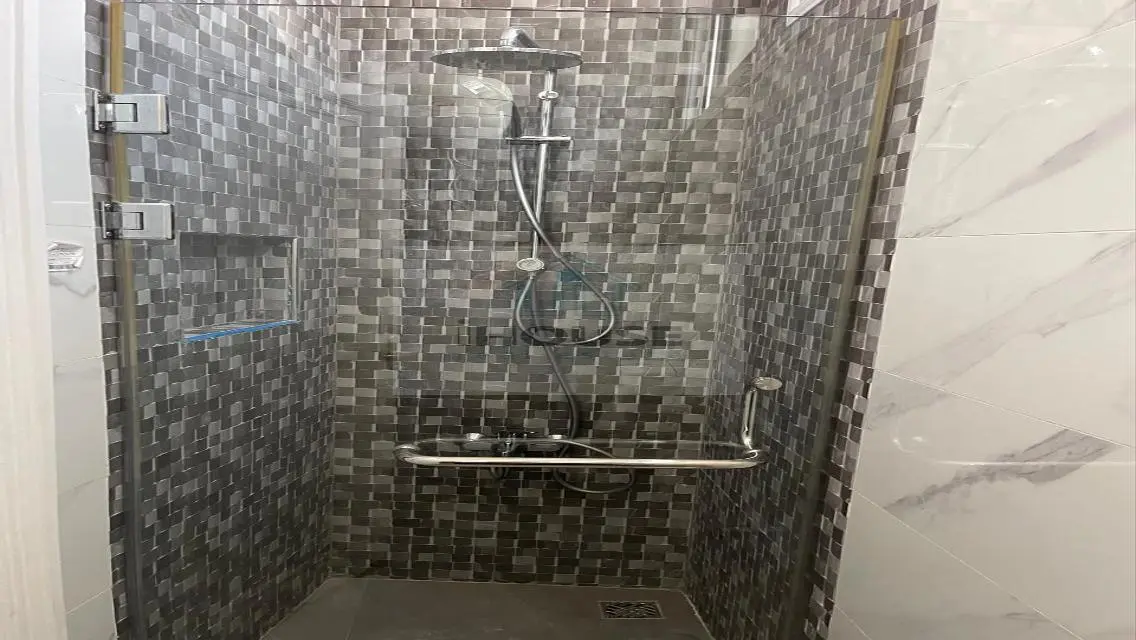 Stylish Apartment with Lakeside View and Great Amenities