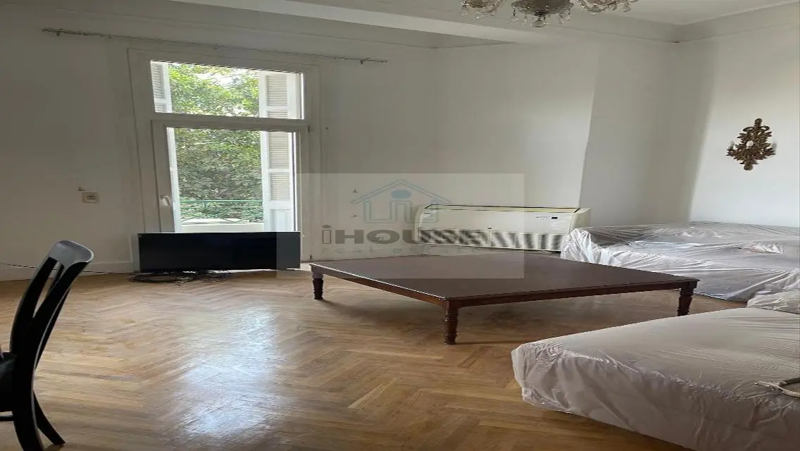 Stylish Apartment with Lakeside View and Great Amenities