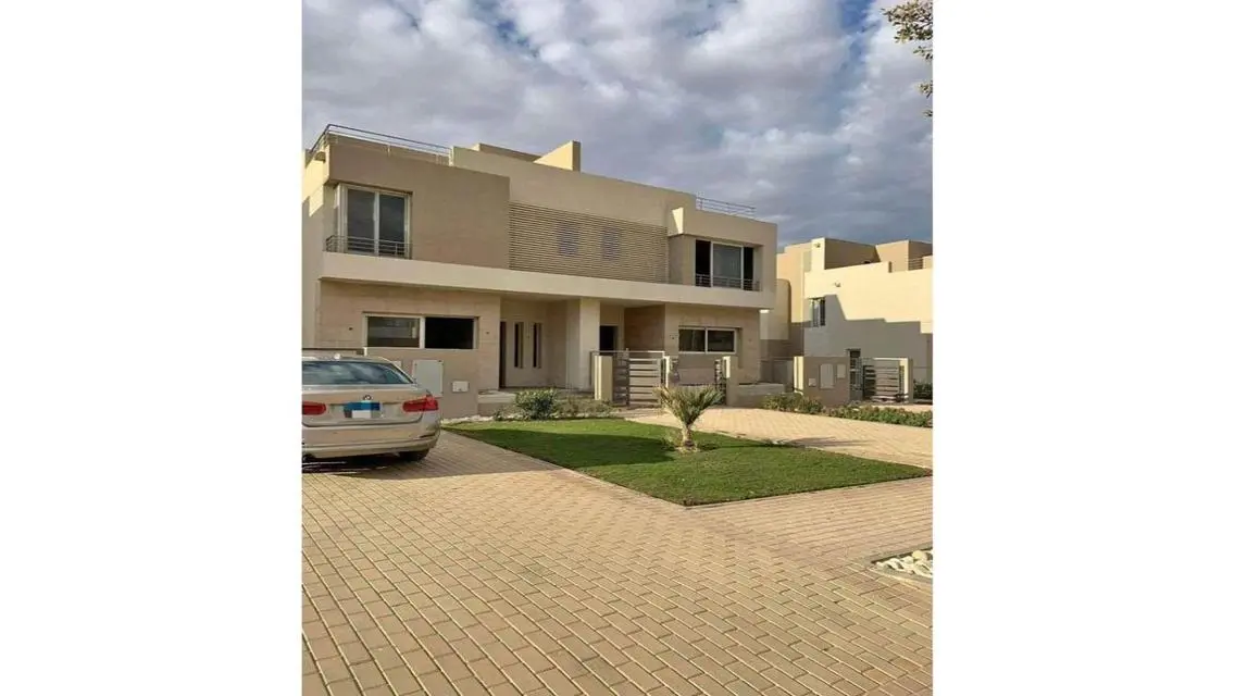 فيلا فاخرة للبيع مساحتها كبيرة بالقرب من بحيرات رائعة