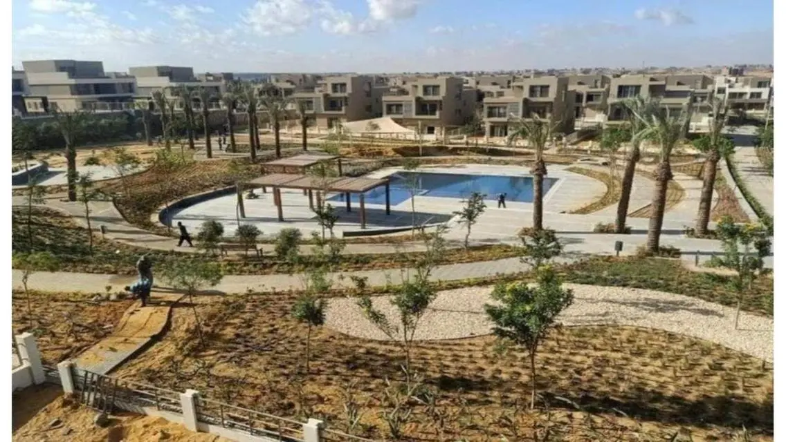 فيلا فاخرة للبيع مساحتها كبيرة بالقرب من بحيرات رائعة