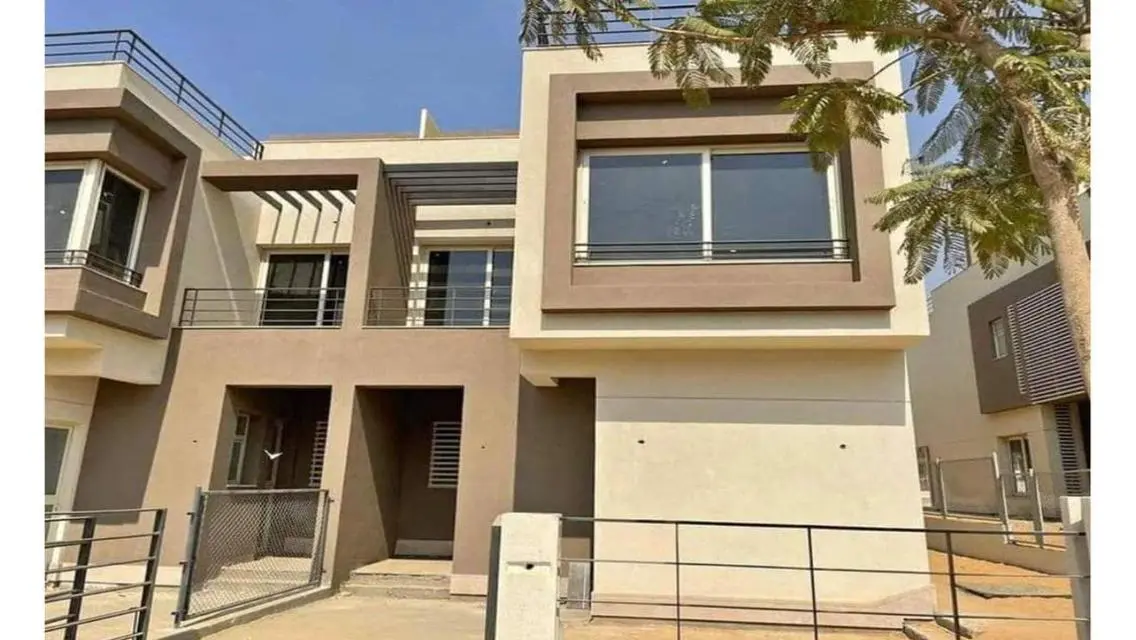 فيلا فاخرة للبيع مساحتها كبيرة بالقرب من بحيرات رائعة