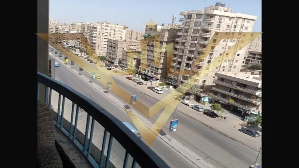 شقة فاخرة مطلة على معلم رئيسي للبيع