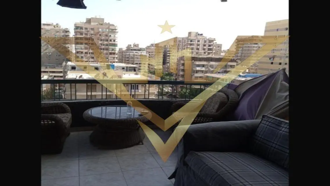 شقة فاخرة مطلة على معلم رئيسي للبيع