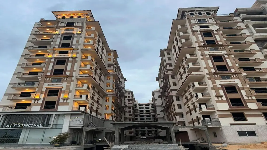 شقة فاخرة للبيع بمساحة كبيرة في موقع ممتاز