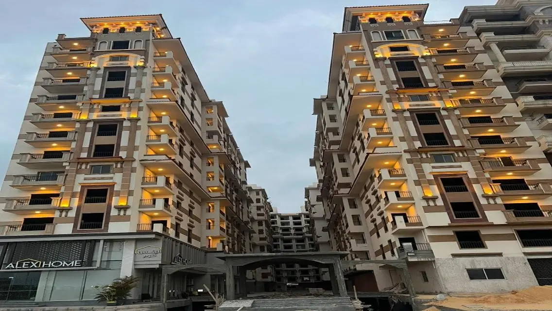 شقة فاخرة للبيع بمساحة كبيرة في موقع ممتاز