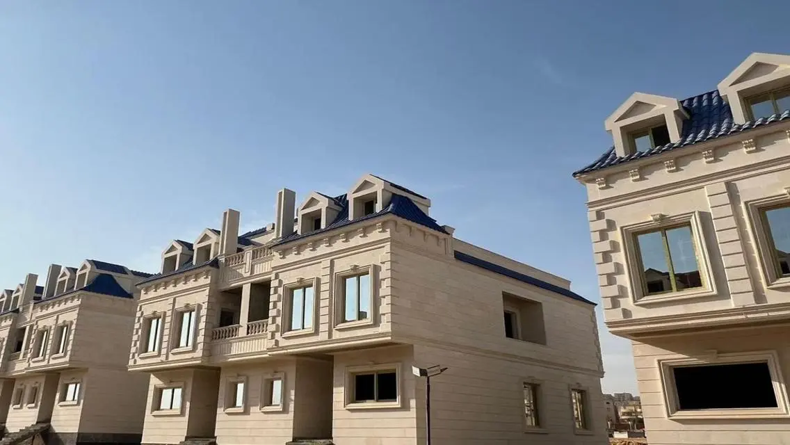 شقة راقية بمساحة واسعة في مجمع سكني متميز