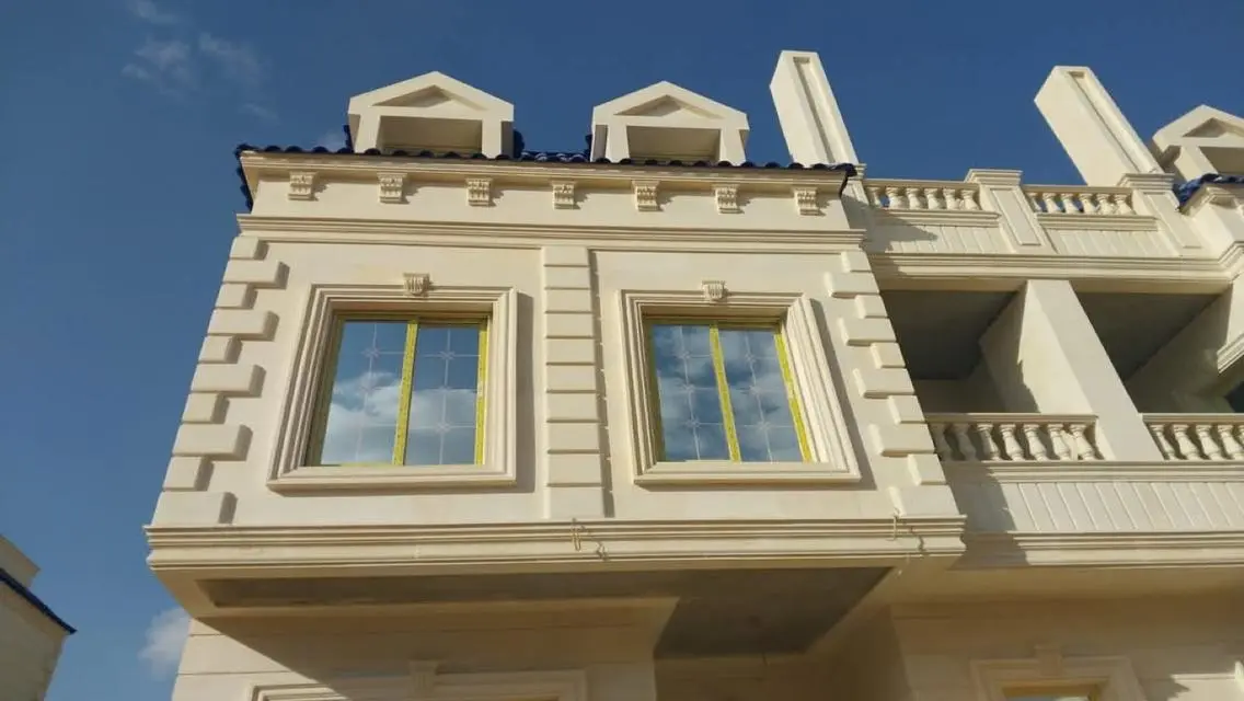 شقة راقية بمساحة واسعة في مجمع سكني متميز