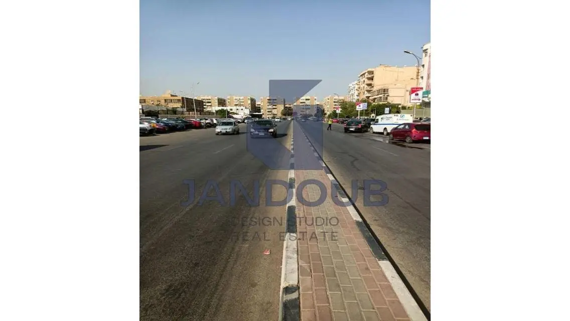 شقة مميزة مع شرفة وحارس أمن