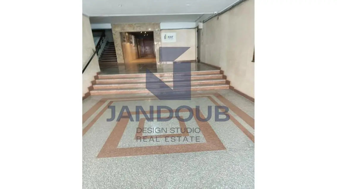 شقة مميزة مع شرفة وحارس أمن