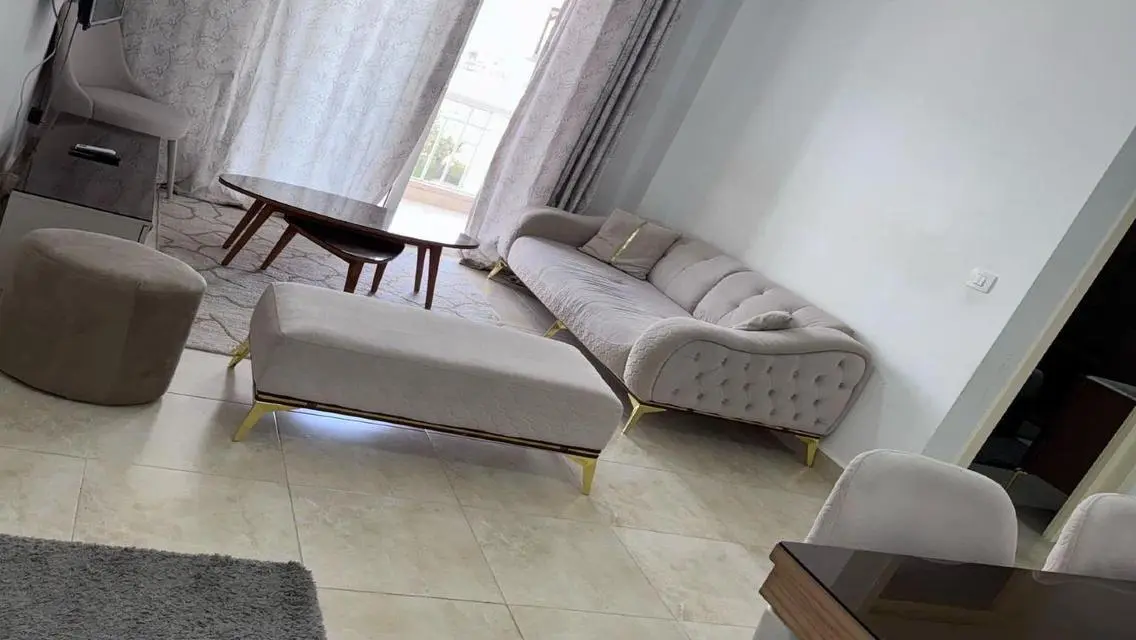 شقة مميزة للإيجار، موقع ممتاز، 21000 جنيه