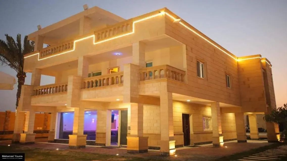 فيلا فاخرة في موقع متميز مع حديقة ومسبح خاص