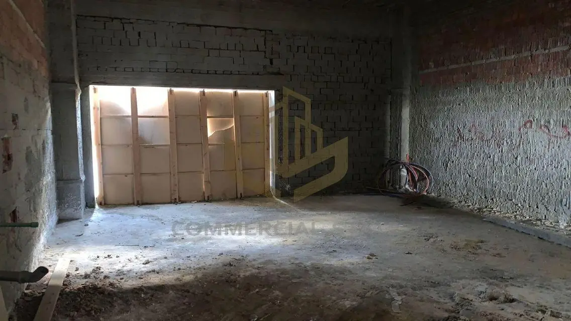 عقار تجاري للإيجار في حالة تجارية متميزة