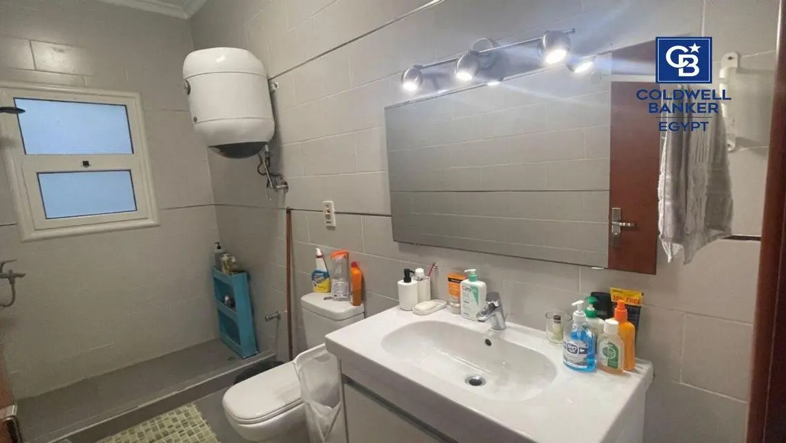 Investment Opportunity in the Heart of Cairo - Luxury Apartment with Full Amenities