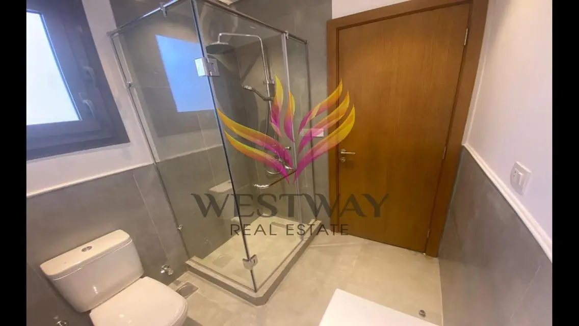 شقة فاخرة مع حديقة خاصة ومرافق متكاملة