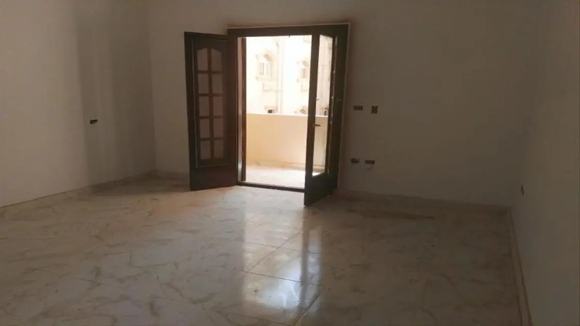 شقة فاخرة مكونة من 3 غرف نوم للبيع