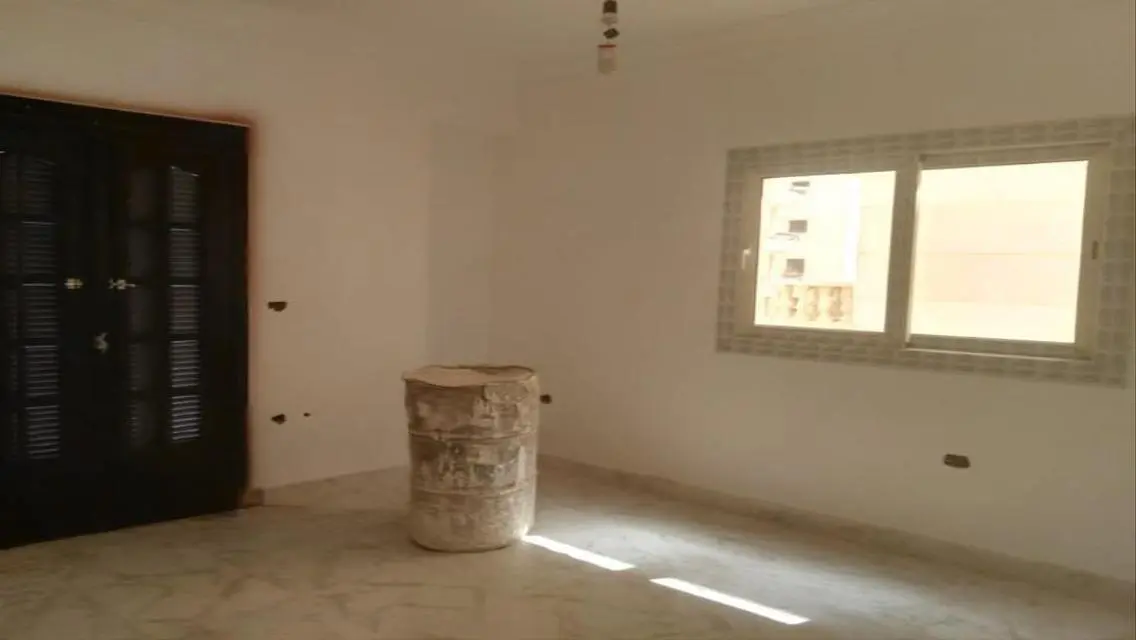 شقة فاخرة مكونة من 3 غرف نوم للبيع
