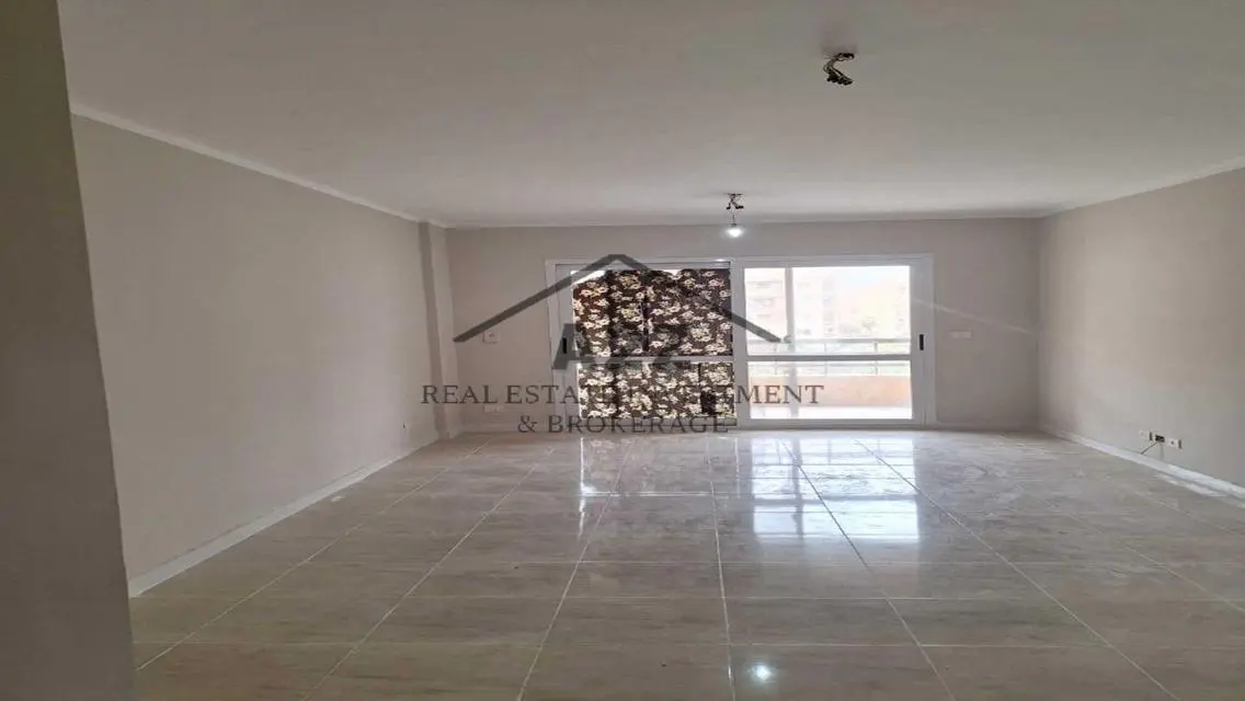 شقة مميزة للإيجار بمساحة واسعة