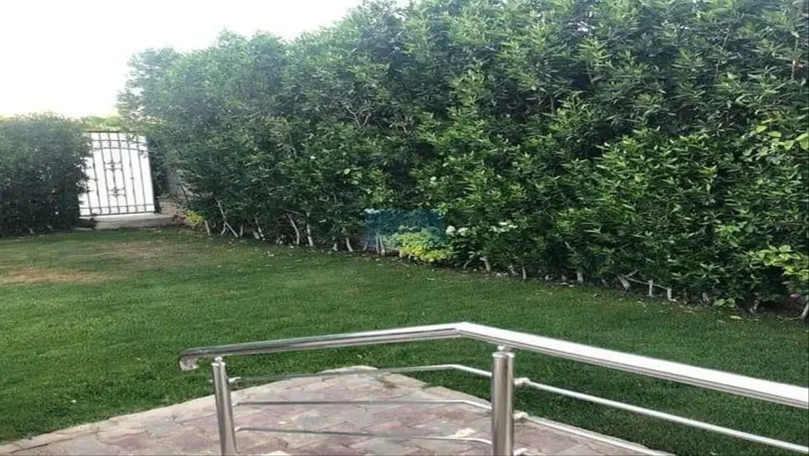 عقار فخم للبيع مع شرفة وحديقة خاصة