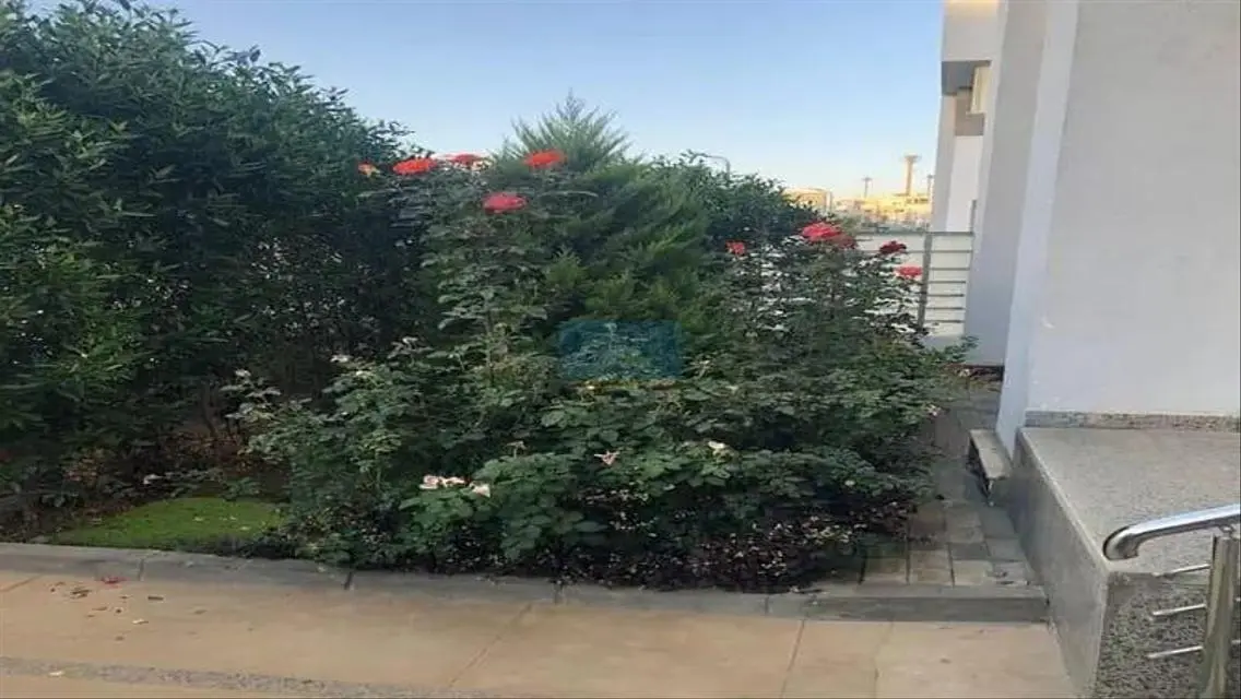عقار فخم للبيع مع شرفة وحديقة خاصة