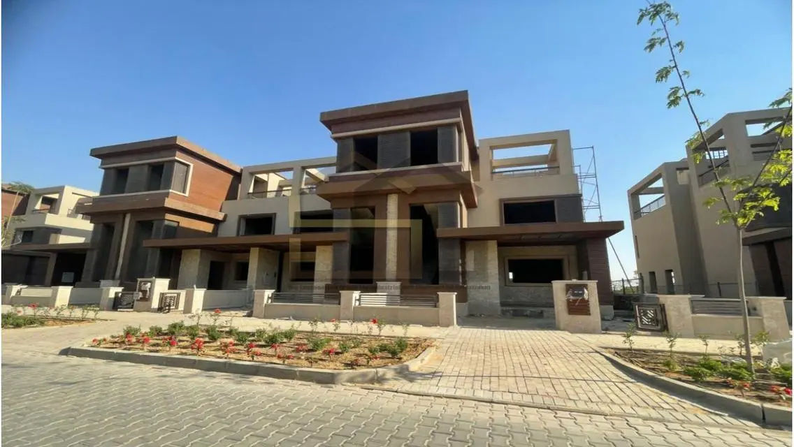 Luxurious Villa with Lake View in New Giza