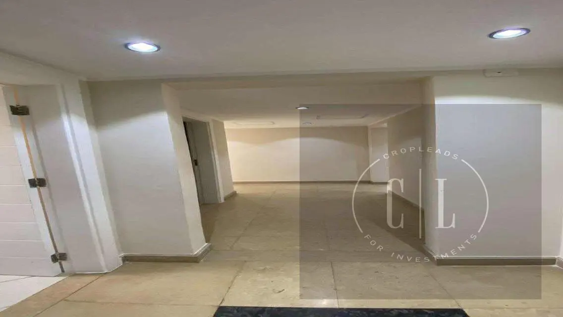 فيلا فاخرة للبيع بمساحة كبيرة وإطلالة رائعة