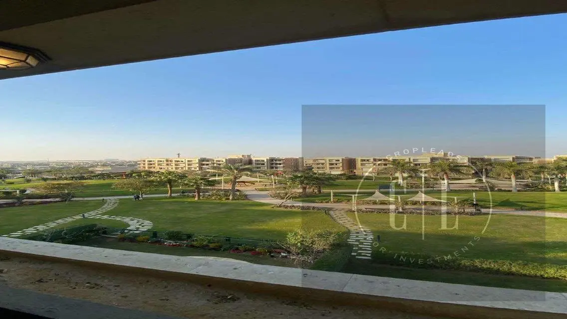 فيلا فاخرة للبيع بمساحة كبيرة وإطلالة رائعة