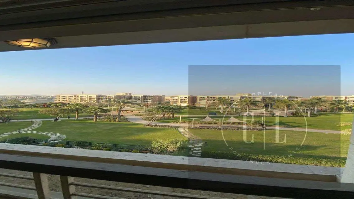 فيلا فاخرة للبيع بمساحة كبيرة وإطلالة رائعة