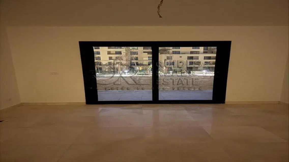 شقة رائعة للبيع - 3 غرف نوم مع حديقة خاصة