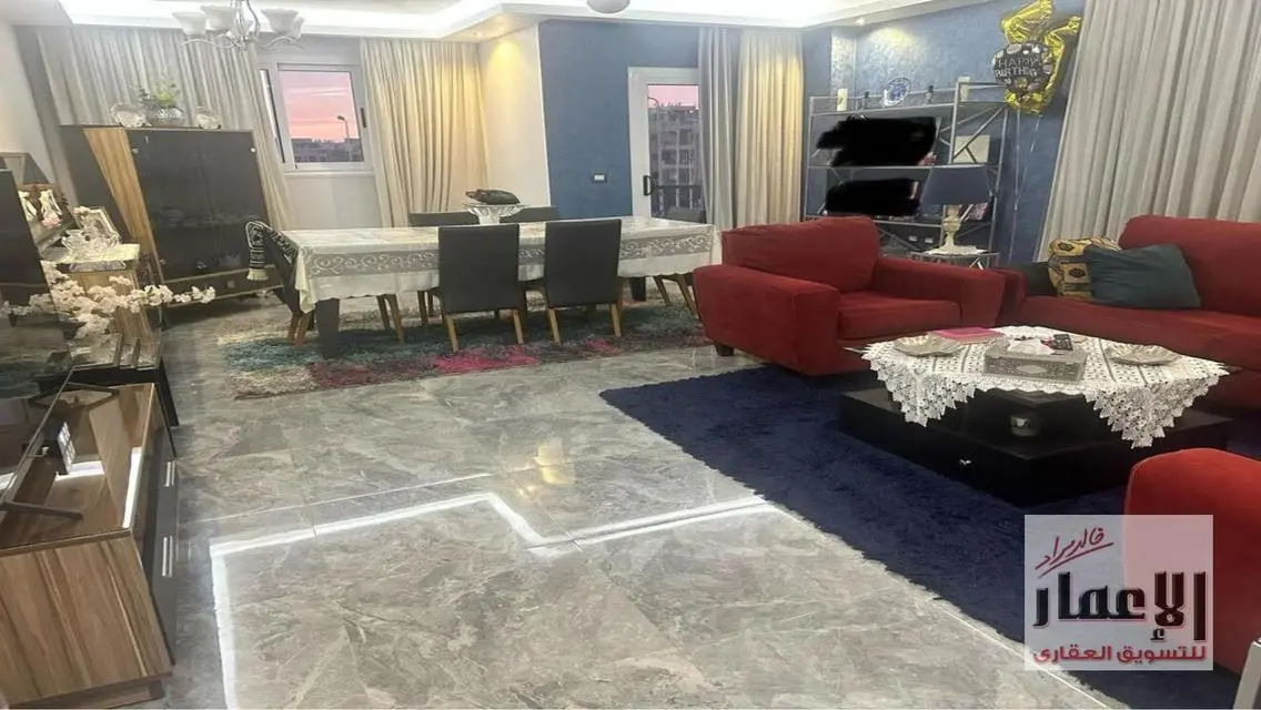 شقة فاخرة للبيع بمساحة كبيرة في موقع متميز