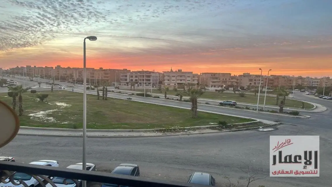 شقة فاخرة للبيع بمساحة كبيرة في موقع متميز