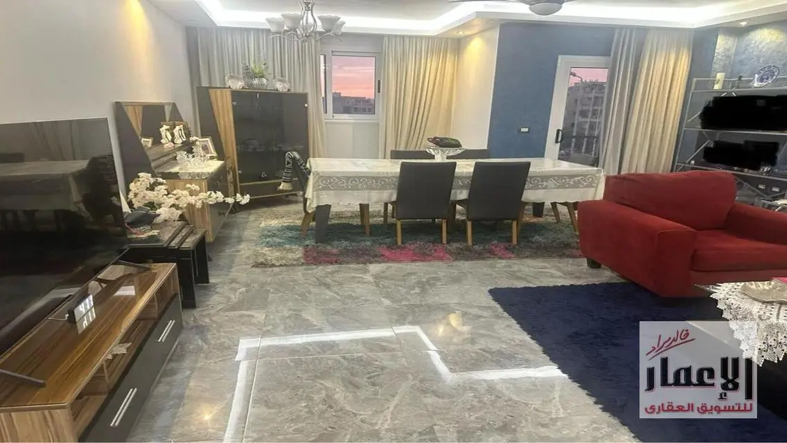 شقة فاخرة للبيع بمساحة كبيرة في موقع متميز