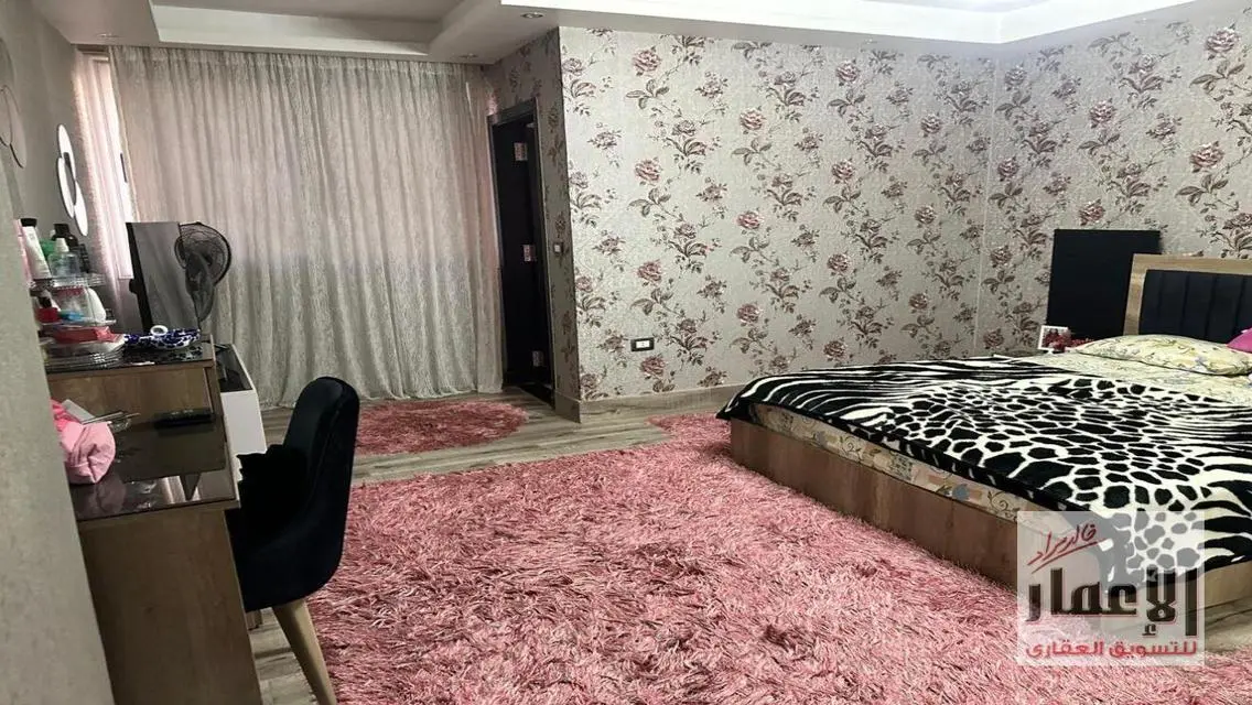 شقة فاخرة للبيع بمساحة كبيرة في موقع متميز