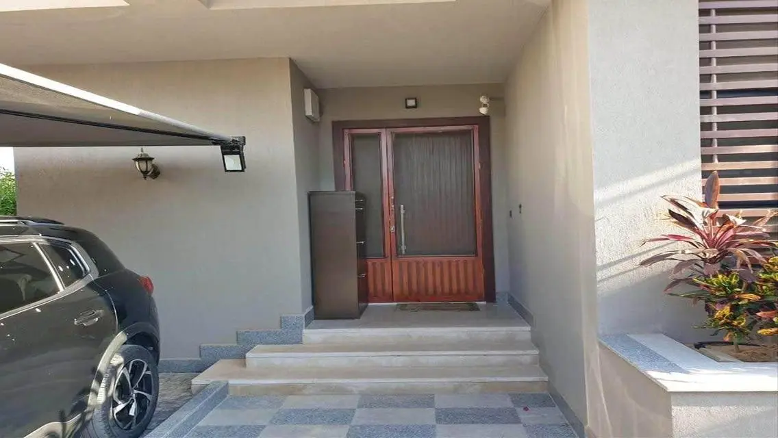فيلا فاخرة للبيع بمساحة متر مع حديقة ومسبح خاص