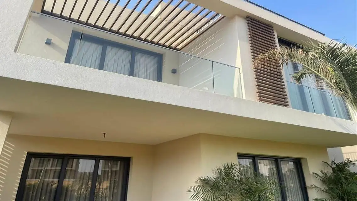 فيلا فاخرة للبيع بمساحة متر مع حديقة ومسبح خاص