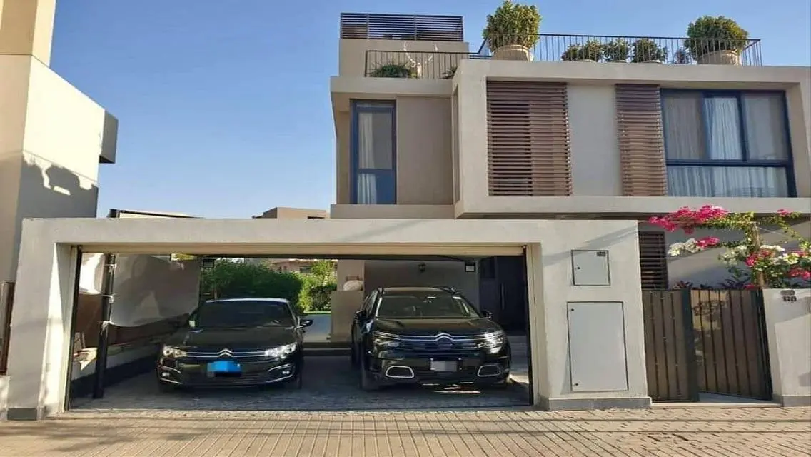 فيلا فاخرة للبيع بمساحة متر مع حديقة ومسبح خاص