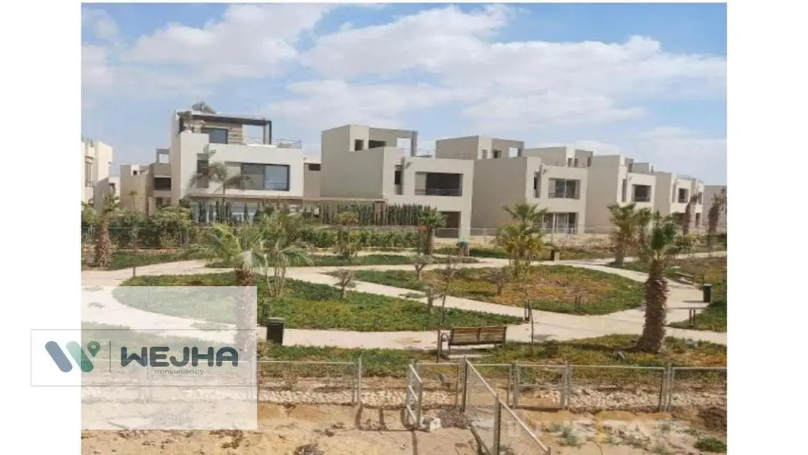 Luxury Villa in Crown Palm Hills