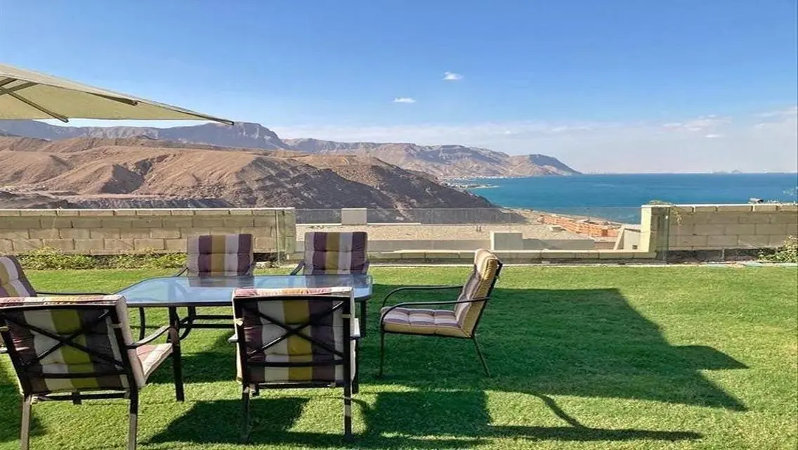 فيلا فاخرة للبيع بإطلالة ساحرة