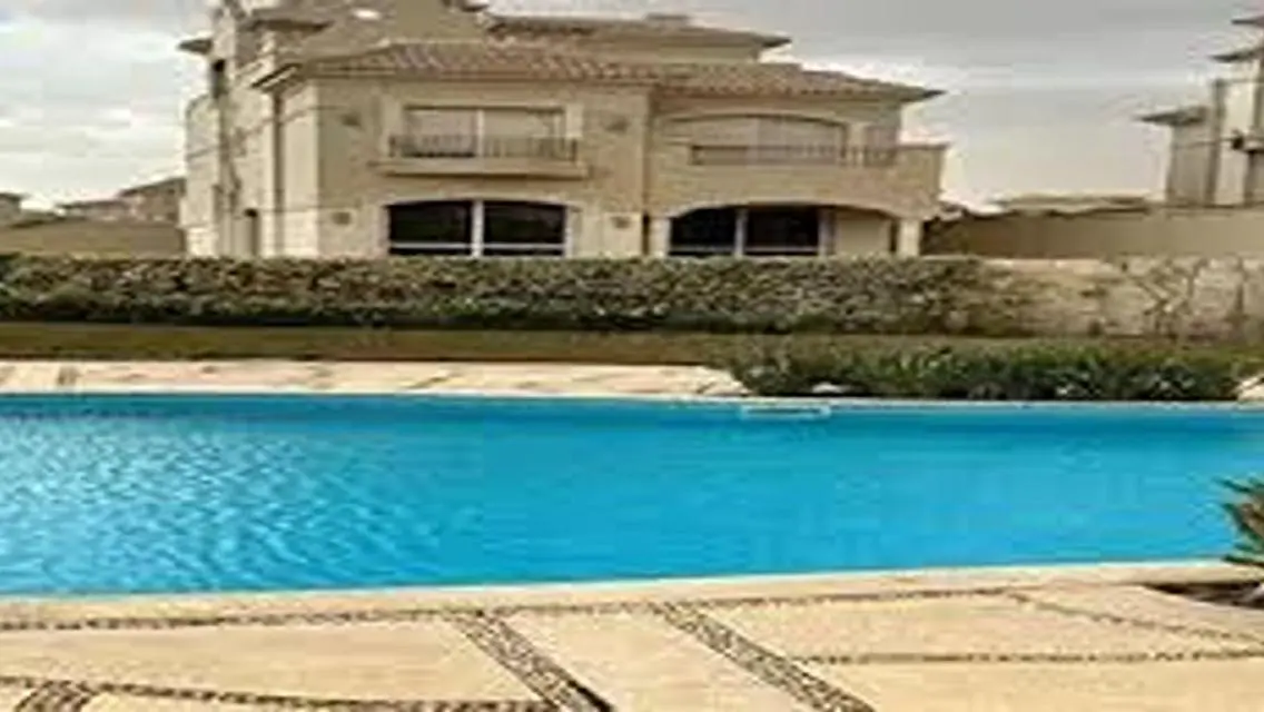 فيلا فاخرة مع حديقة خاصة ومسبح مشترك