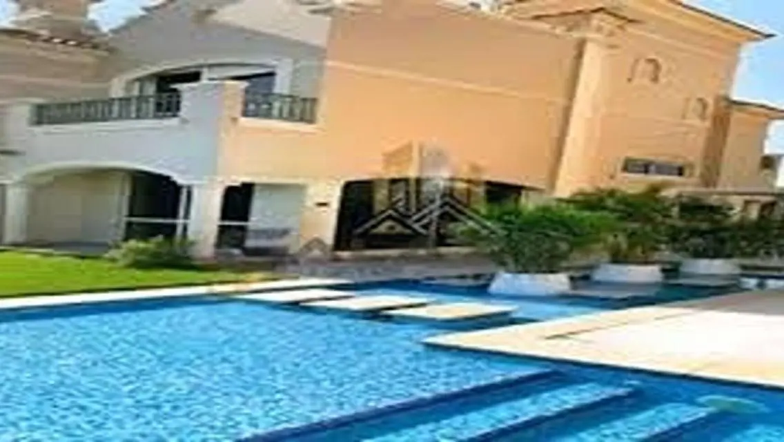فيلا فاخرة مع حديقة خاصة ومسبح مشترك