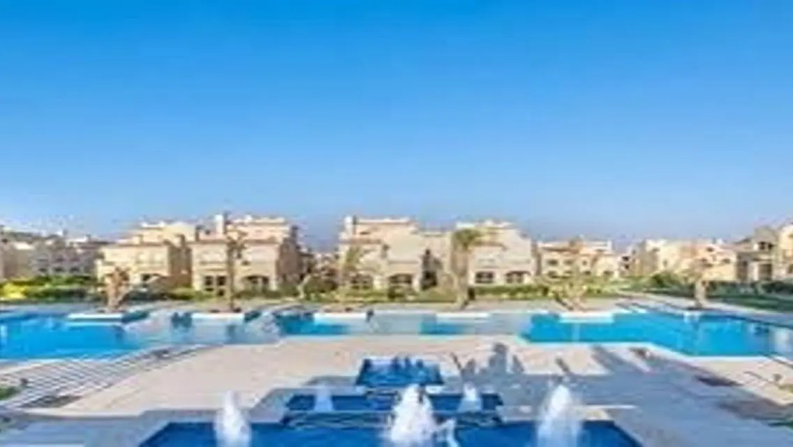 فيلا فاخرة مع حديقة خاصة ومسبح مشترك