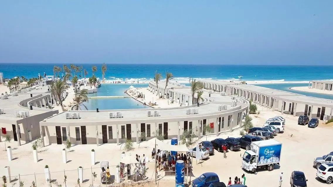 شقة بمسبح فاخرة مع إطلالة على معلم رئيسي