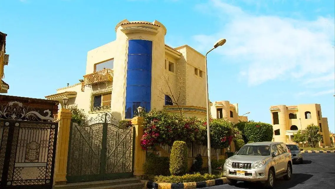 فيلا فاخرة تتسع لأكثر من 9 غرف مع مرافق رائعة
