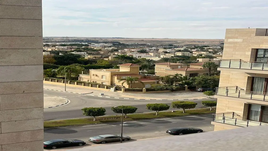 شقة فاخرة للبيع بمساحة واسعة وإطلالة على البحيرات